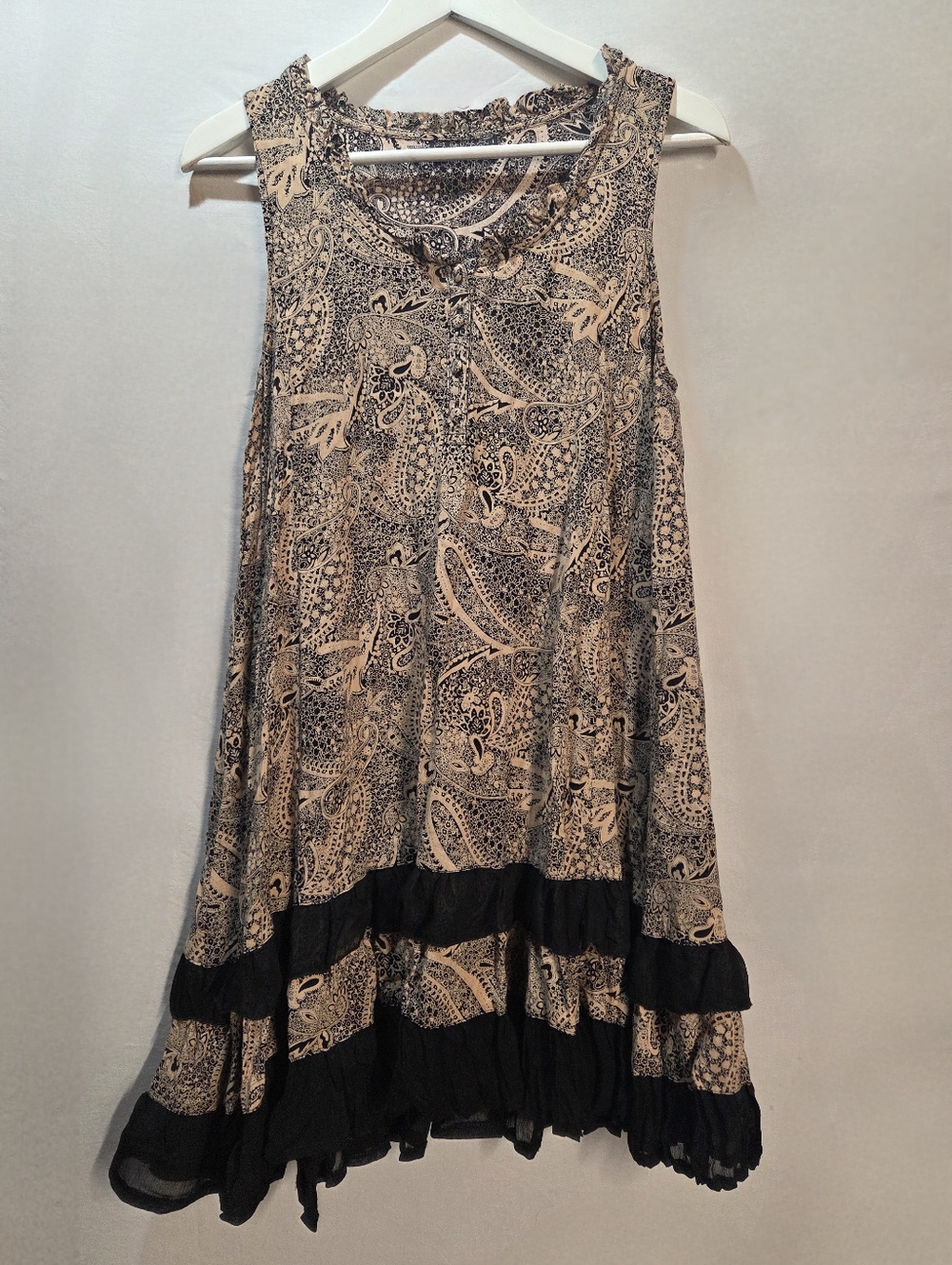 Sleeveless Ruffled Boho Mini Dress Black And Tan Paisley Print Size Small